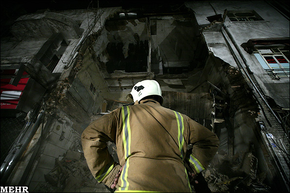 ریزش ساختمانی در چهارراه ولی‌عصر