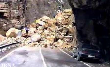 ریزش کوه مسیر رشت - تهران را مسدود کرد ریزش کوه مسیر رشت - تهران را مسدود کرد