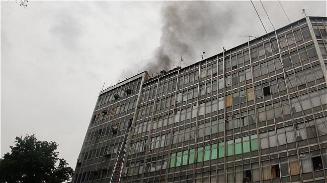 مهار آتش سوزی گسترده در خیابان ولیعصر تهران