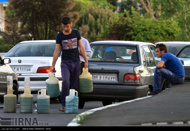 عرضه بنزین خارج از جایگاه در تهران (عکس)
