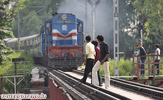 تفریح خطرناک جوانان بیکار هندی! (+عکس)