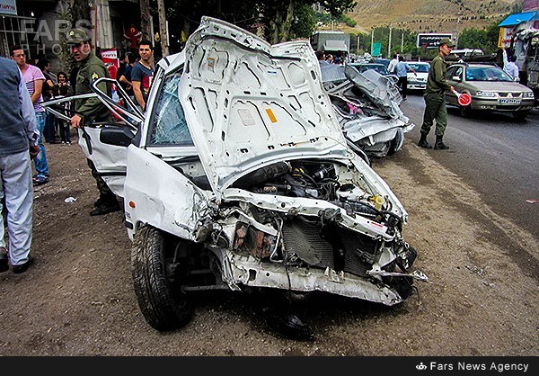 تصادف تریلر با 12 خودروی سواری (+عکس)