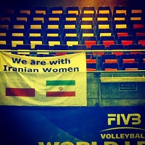 نوشته ای که لهستانی ها درباره ایران به استادیوم آورده بودند (عکس)