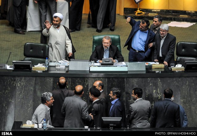 حاشیه هایی از جلسه استیضاح وزیر علوم (عکس)
