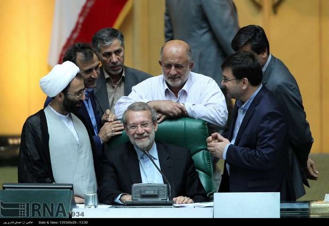 حاشیه هایی از جلسه استیضاح وزیر علوم (عکس)