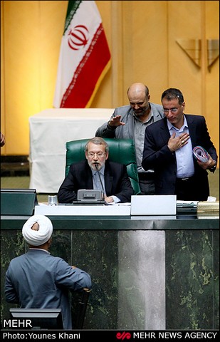 حاشیه هایی از جلسه استیضاح وزیر علوم (عکس)