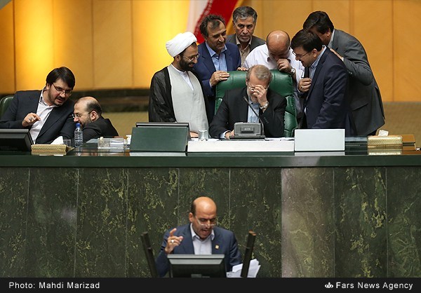 حاشیه هایی از جلسه استیضاح وزیر علوم (عکس)
