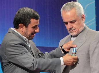 محمدرضا رحیمی در حال گرفتن نشان درجه یک 