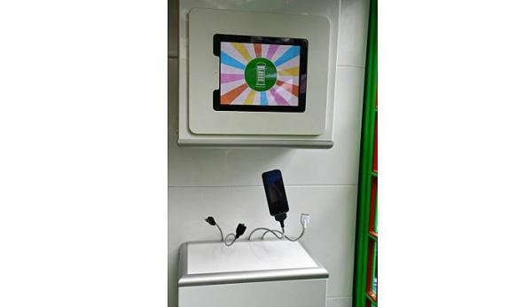 شارژ تلفن همراه در کیوسک های قدیمی تلفن شارژ تلفن همراه در کیوسک های قدیمی تلفن