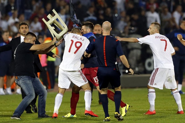 کتک کاری وجنجال در بازی صربستان - آلبانی(+گزارش تصویری)