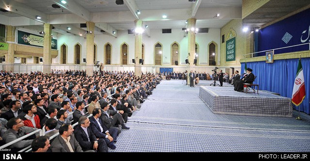 دیدار نخبگان با رهبری (عکس)