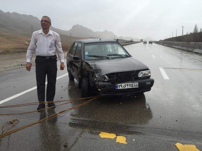 واژگونی پراید در پی ایست پلیس (+عکس)