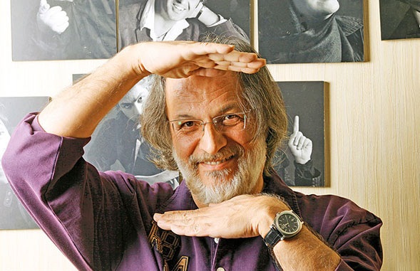 اهدای نشان درجه یک هنری به امین تارخ اهدای نشان درجه یک هنری به امین تارخ