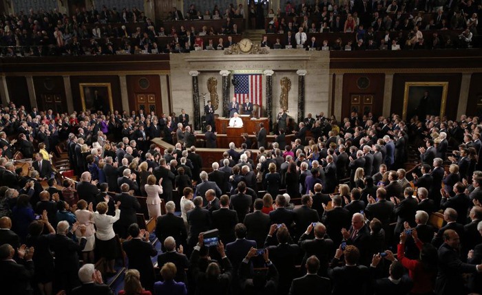 برداشتن لیوان آب پاپ برای تبرک توسط عضو کنگره آمریکا