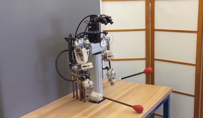 رباتی که میتواند سوزن نخ کند! رباتی که میتواند سوزن نخ کند!