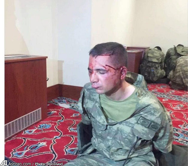 نگهداری کودتاچیان دستگیر شده در مسجد (عکس)