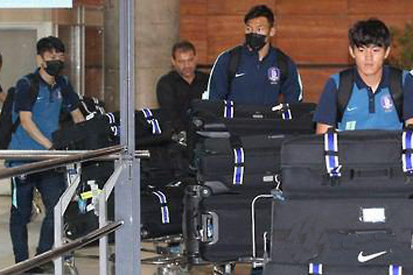 ورود بازیکنان کره به تهران با ظاهری عجیب (+عکس)