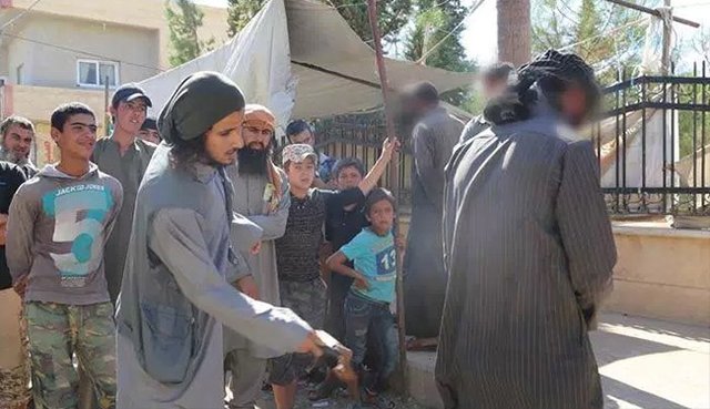 داعش سیگاری های سوریه را مجازات می کند