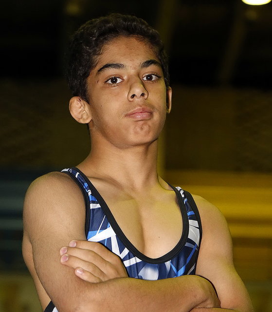 به کشتی گیر نوجوان کمک کنید به کشتی گیر نوجوان کمک کنید