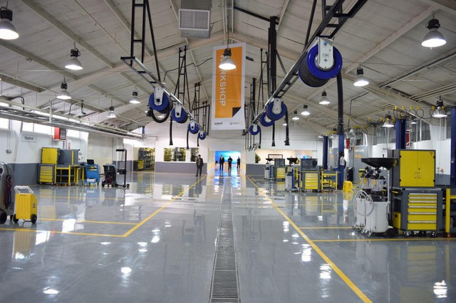 پیاده سازی استانداردهای جهانی رنو در ارتقاء کیفیت فروش و خدمات پس از فروش (+عکس) پیاده سازی استانداردهای جهانی رنو در ارتقاء کیفیت فروش و خدمات پس از فروش (+عکس)