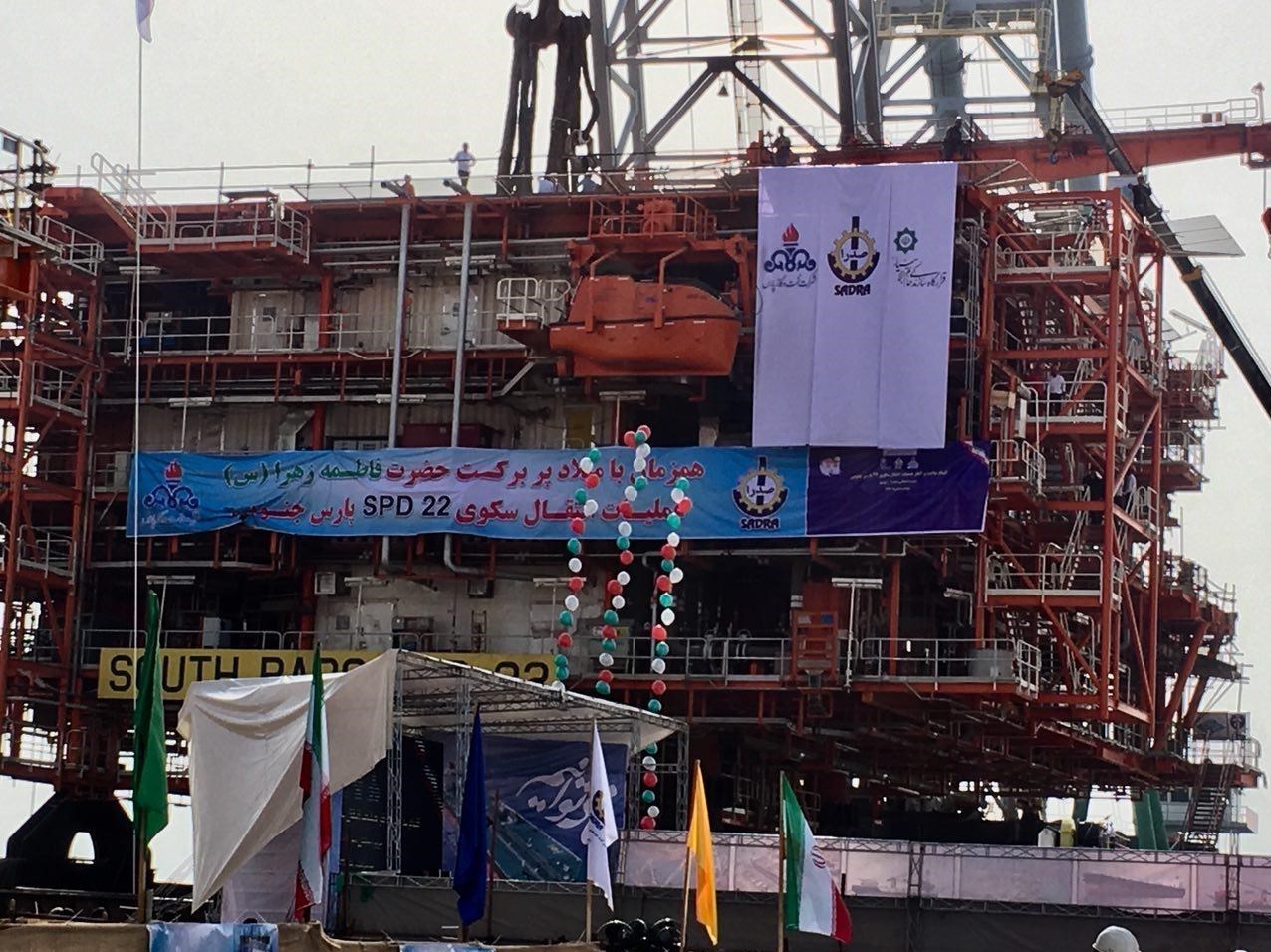 انجام عملیات بارگیری و انتقال اولین سکوی فاز ۲۲ پارس جنوبی توسط قرارگاه خاتم‌الانبیا (+ عکس)