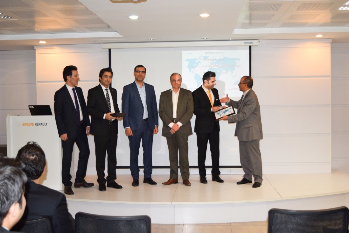 جشن فارغ التحصیلی اولین دوره R-SCHOOL رنو در ایران برگزار شد (+عکس) جشن فارغ التحصیلی اولین دوره R-SCHOOL رنو در ایران برگزار شد (+عکس)