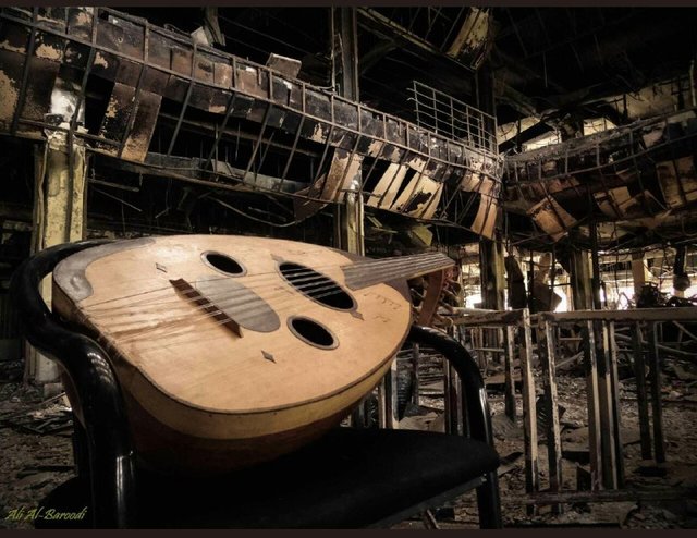ساز زدن در میان مخروبه‌های موصل (+عکس)