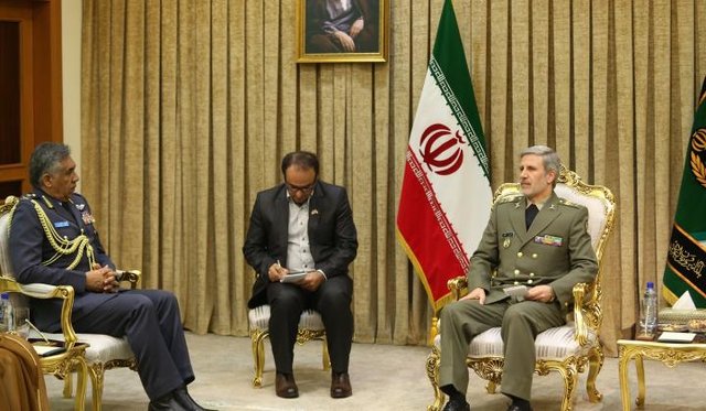 دیدار وزیر دفاع با فرمانده نیروی هوایی ارتش عمان