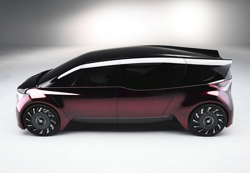 فاینکامفورت تویوتا مدلی برای نمایش اطلاعات روی شیشههای جانبی فاینکامفورت تویوتا مدلی برای نمایش اطلاعات روی شیشههای جانبی