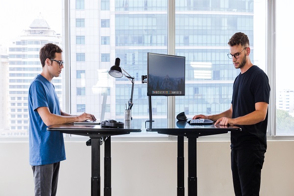 از فواید استفاده از میز کار ایستاده از فواید استفاده از میز کار ایستاده
