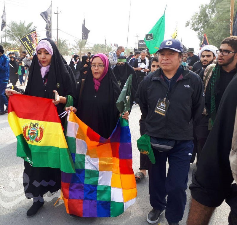 دو خبرنگار آمریکای جنوبی در پیاده روی اربعین (+عکس)