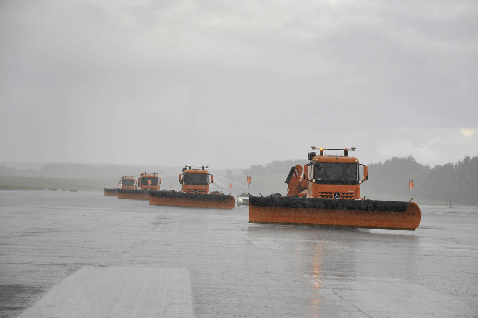برفروبهای خودران بنز در فرودگاه فرانکفورت برفروبهای خودران بنز در فرودگاه فرانکفورت
