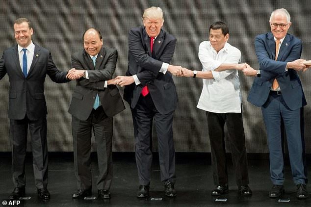 ترامپ زنجیره دستهای رهبران آسهآن را پاره کرد (+عکس) ترامپ زنجیره دستهای رهبران آسهآن را پاره کرد (+عکس)