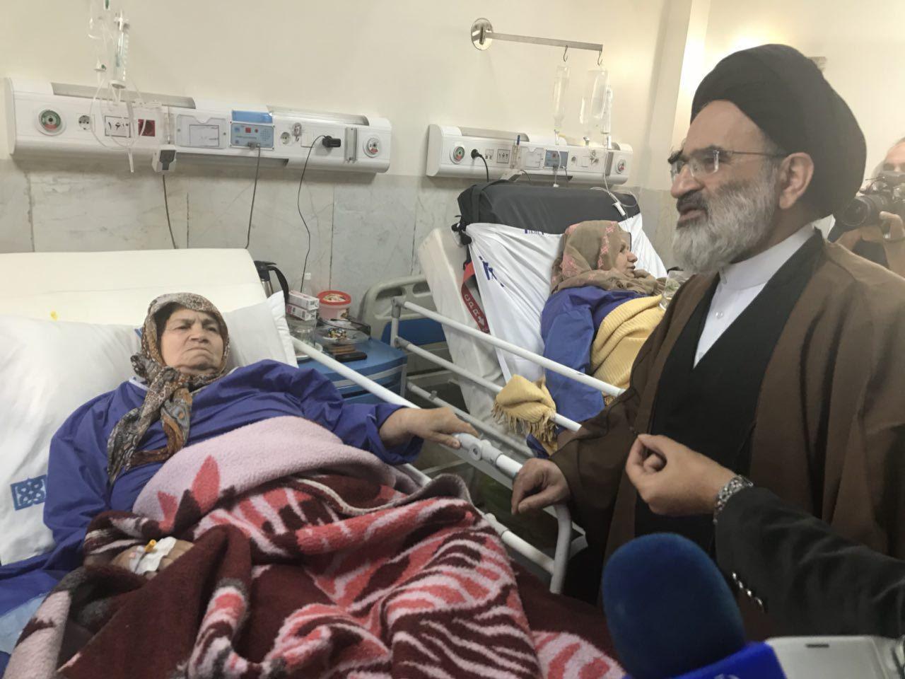 عیادت نماینده رهبر انقلاب از مصدومین زلزله (عکس) عیادت نماینده رهبر انقلاب از مصدومین زلزله (عکس)