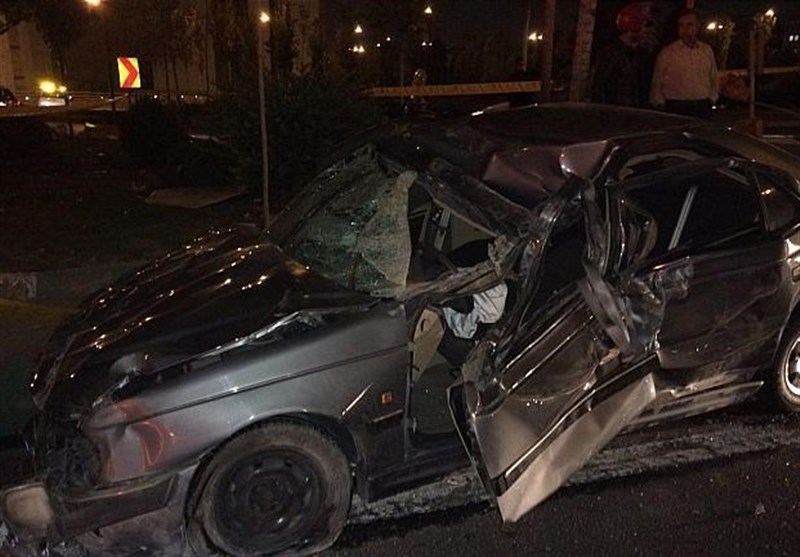 حبس زن جوان داخل پژو پارس واژگون شده (+عکس)