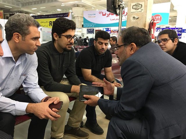 وقتی دانشجویان، شمخانی را در فرودگاه دوره می‎کنند (+عکس)