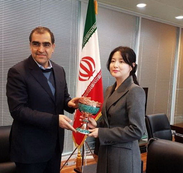 تجلیل وزیر بهداشت از یانگوم تجلیل وزیر بهداشت از یانگوم