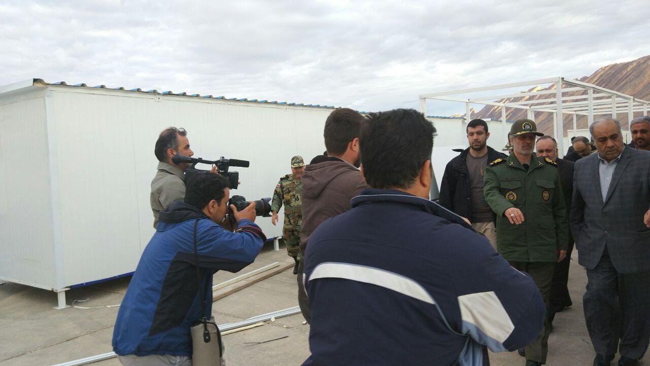 بازدید وزیر دفاع از مناطق زلزلهزده کرمانشاه