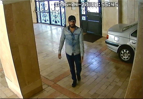 سرقت مسلحانه با تهدید و حبس دختر ۶ ساله/ سارق را شناسایی کنید(+عکس) سرقت مسلحانه با تهدید و حبس دختر ۶ ساله/ سارق را شناسایی کنید(+عکس)