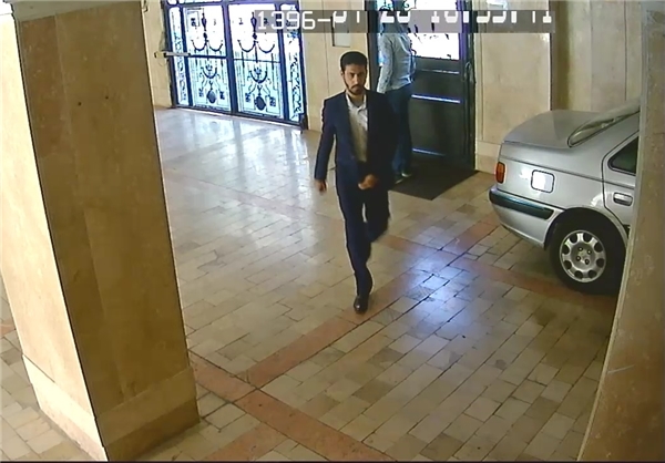 سرقت مسلحانه با تهدید و حبس دختر ۶ ساله/ سارق را شناسایی کنید(+عکس) سرقت مسلحانه با تهدید و حبس دختر ۶ ساله/ سارق را شناسایی کنید(+عکس)