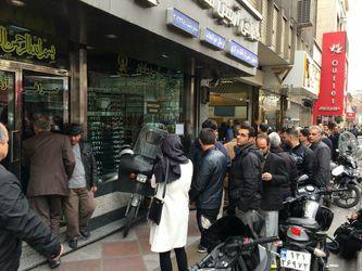 تحلیل عوامل افزایش جهشی نرخ ارز/دولت برای انجام اصلاحات اقتصادی با مردم صحبت کند/با تداوم مسیر گذشته، افزایش نرخ دلار متوقف نمی شود تحلیل عوامل افزایش جهشی نرخ ارز/دولت برای انجام اصلاحات اقتصادی با مردم صحبت کند/با تداوم مسیر گذشته، افزایش نرخ دلار متوقف نمی شود