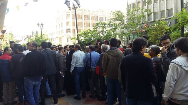 حال و هوای بازار ارز ساعاتی پس از اعلام تک نرخی شدن دلار/ دلار روی تابلوی صرافی‌ها: ۴۲۰۰ تومان (+عکس)