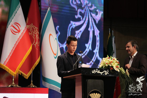 کپی ناشیانه حرکت اعتراضی مارلون براندو در اختتامیه جشنواره فجر توسط یک جوان کپی ناشیانه حرکت اعتراضی مارلون براندو در اختتامیه جشنواره فجر توسط یک جوان