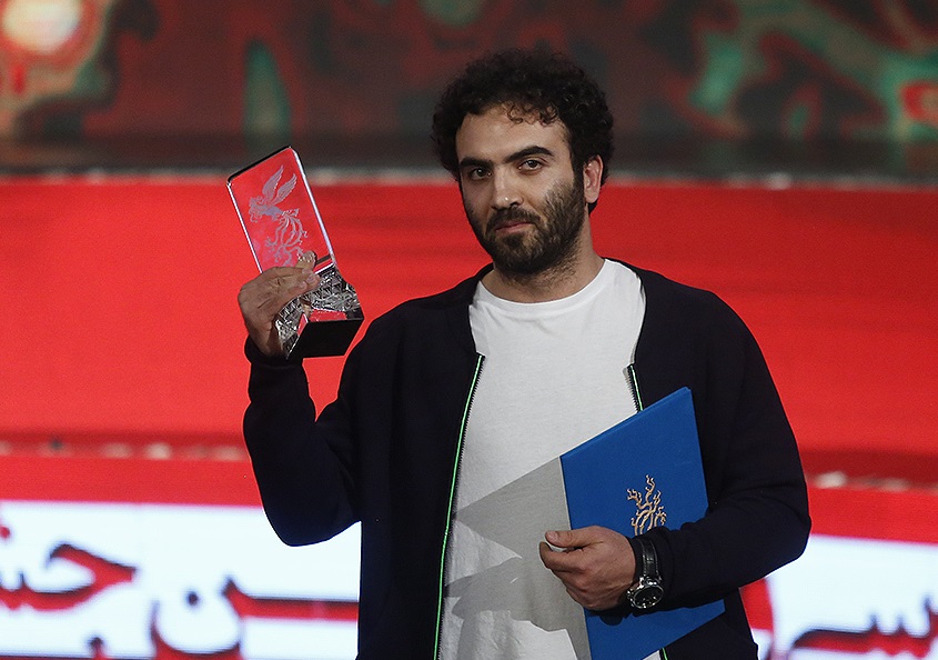 مسخره بازی: کپی ناشیانه حرکت اعتراضی مارلون براندو در اختتامیه جشنواره فجر مسخره بازی: کپی ناشیانه حرکت اعتراضی مارلون براندو در اختتامیه جشنواره فجر