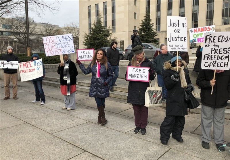 اعتراض گروهی از آمریکاییها به بازداشت مرضیه هاشمی (+عکس) اعتراض گروهی از آمریکاییها به بازداشت مرضیه هاشمی (+عکس)