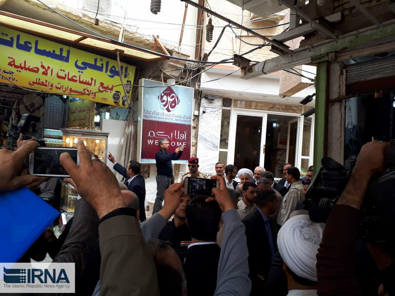 لحظه خروج روحانی از بیت آیت الله سیستانی لحظه خروج روحانی از بیت آیت الله سیستانی