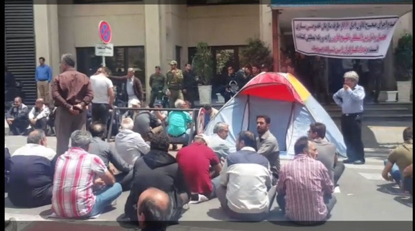 چادر زدن کارگران مقابل سازمان خصوصی‌سازی (+عکس)