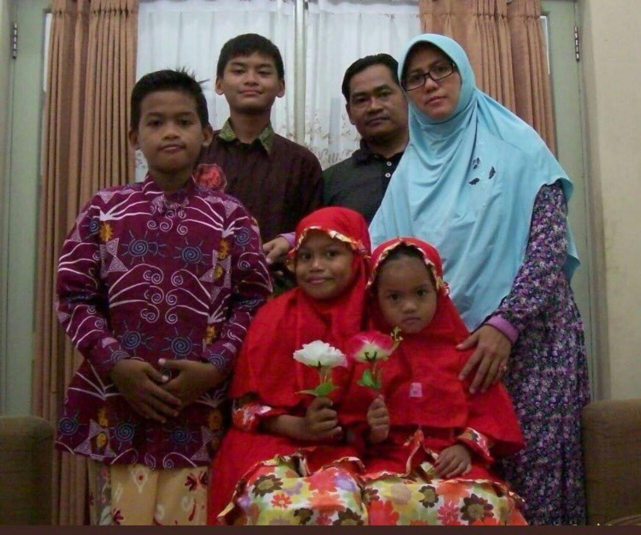 اعضای یک خانواده مسئول حمله به 3 کلیسا در اندونزی (عکس) اعضای یک خانواده مسئول حمله به 3 کلیسا در اندونزی (عکس)