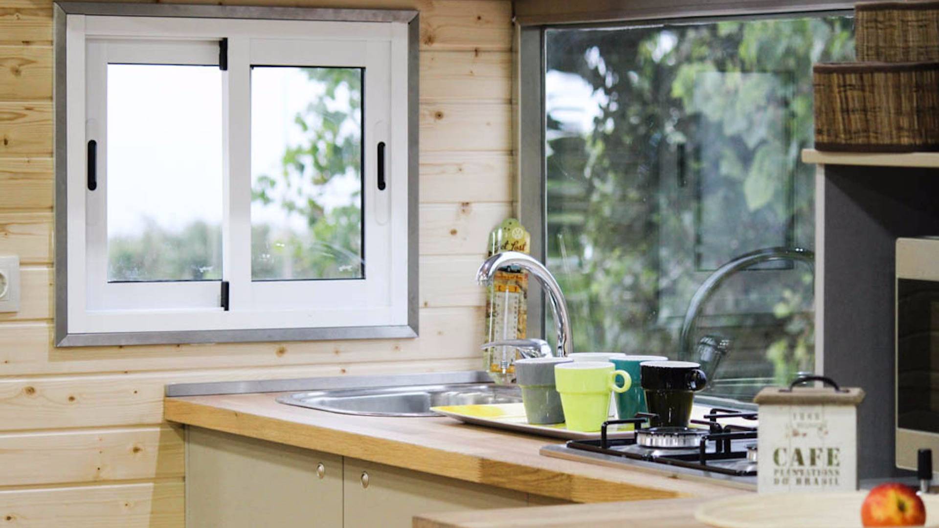 این بنز یک هتل دو طبقه لوکس است