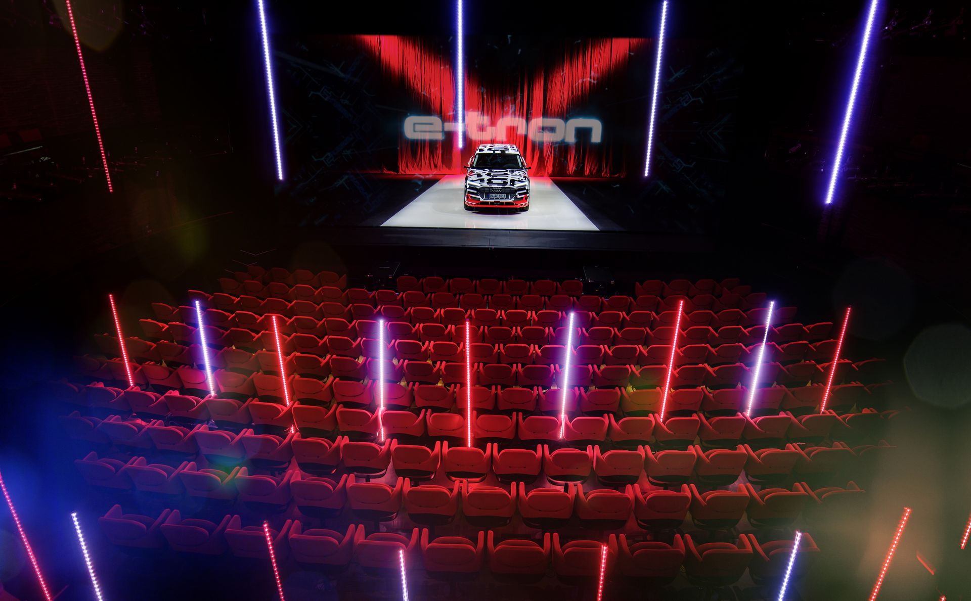 کابینی پر از صفحه نمایش کابینی پر از صفحه نمایش